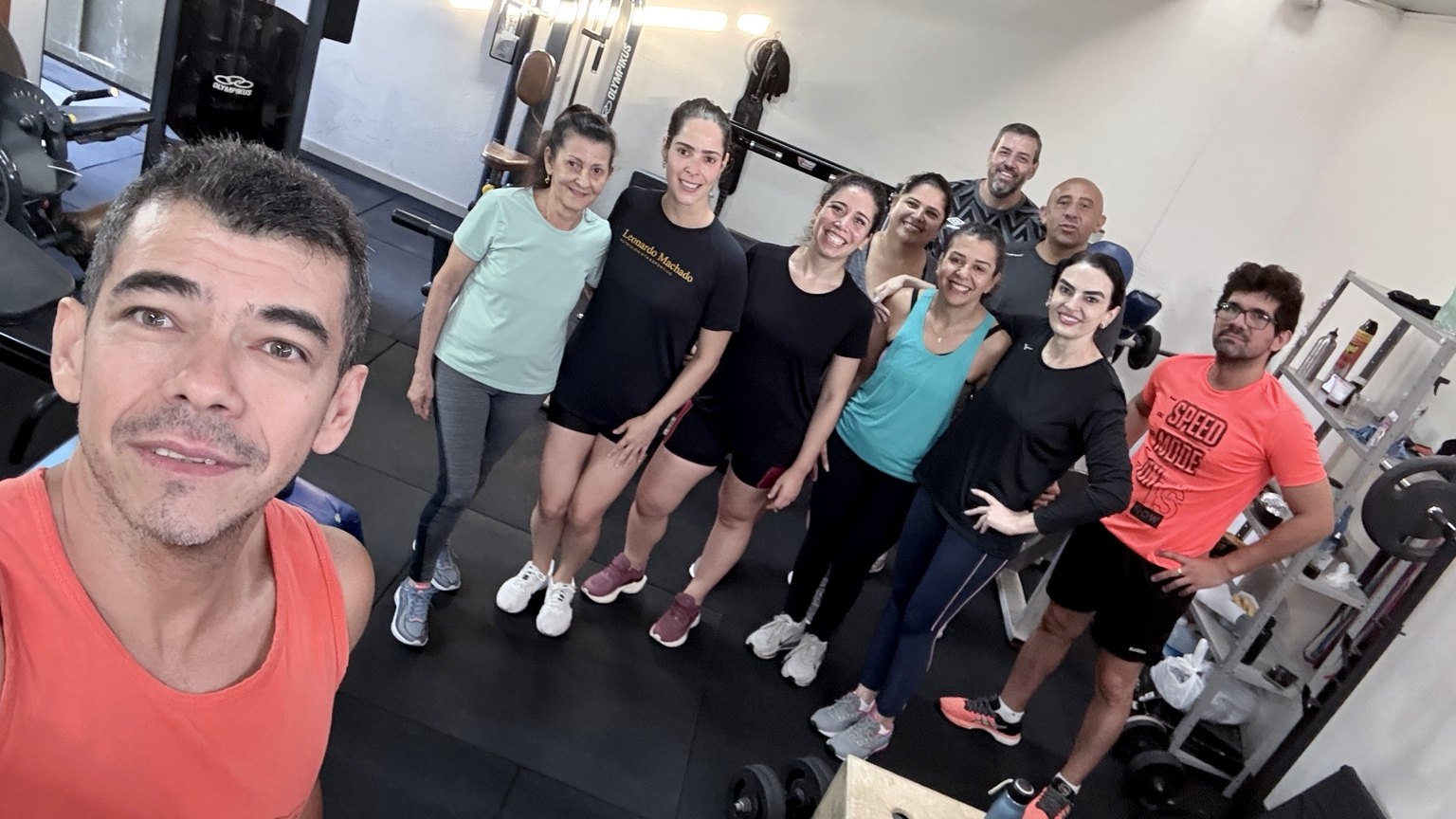 Professor Fábio Silva com alunos no STUDIO Fábio Silva