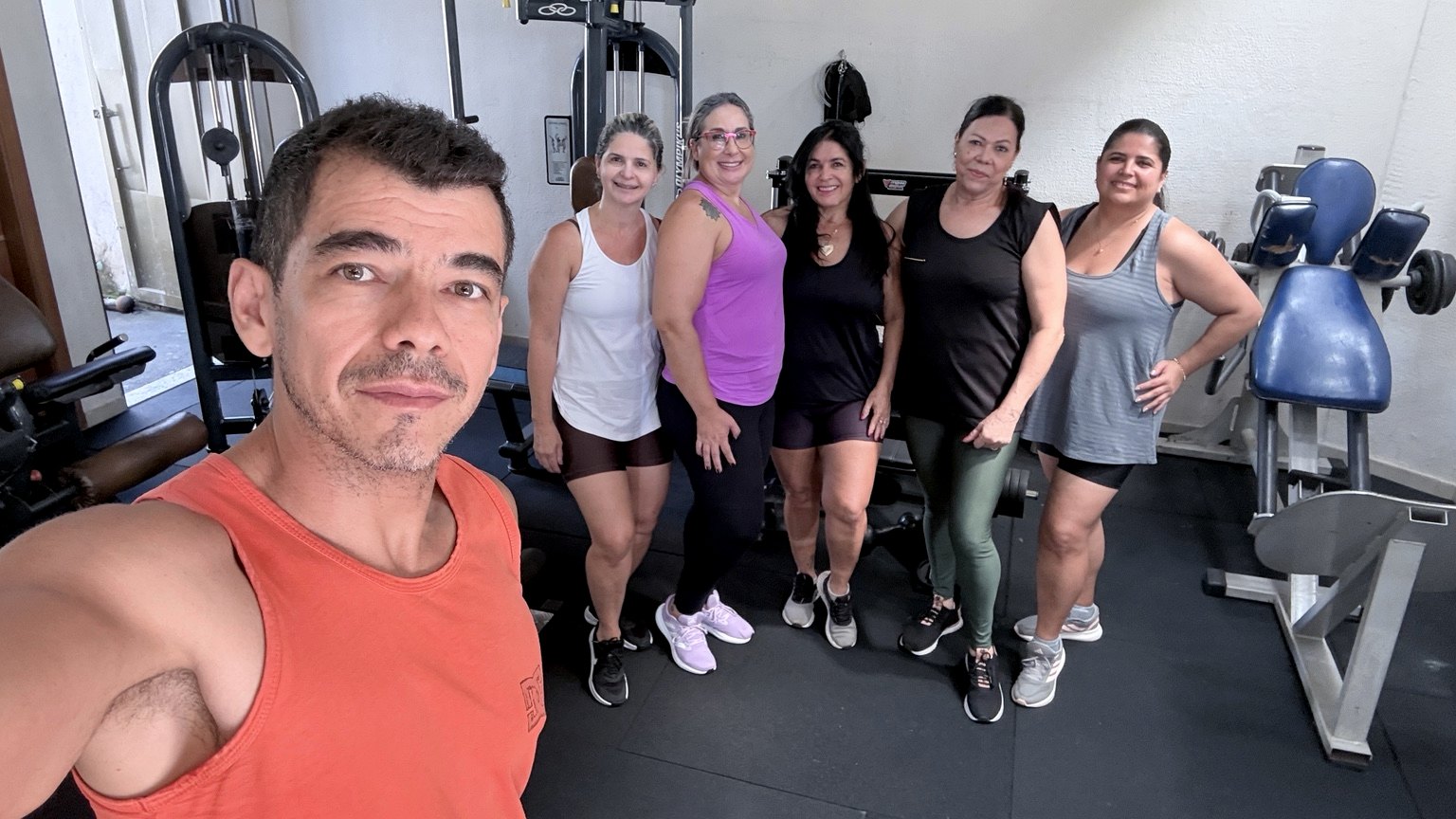 Professor Fábio Silva com alunos no ambiente do STUDIO